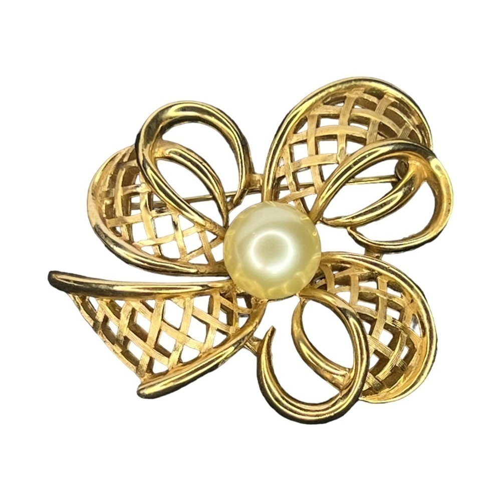 Trifari Basket Weave Ribbon Gold Tone Pearl Bow Pin